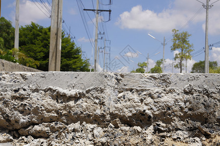 水泥电线杆分层切割道路工作公用事业挖掘机裂缝地面街道水泥土壤建造石头背景