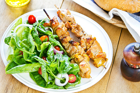 配沙拉的鸡肉罐头火箭食物美食家烧烤午餐美食烹饪美味饮食野餐背景图片