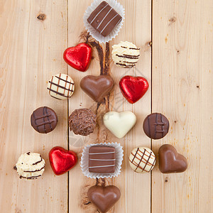 各种巧克力正方形食物生日香草糖果甜点乡村巧克力心木头红色背景图片