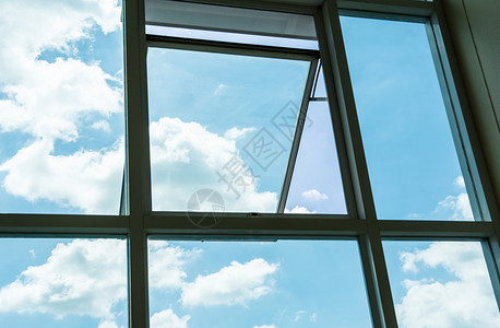 窗口框中的天空背景图片