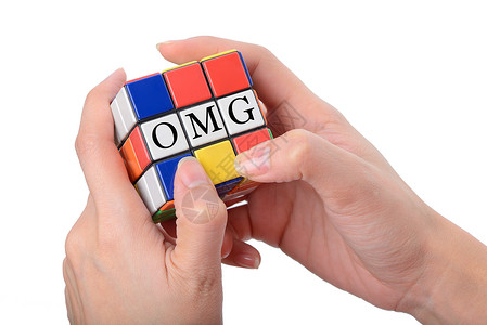 玩着广场拼图以作为众所周知的 OMG 表达式物品语言惊喜俚语白色字谜正方形玩具魔方立方体背景图片