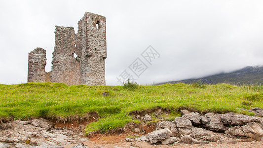 古老城堡的废墟历史硬核历史性蓝天护城河风景建筑草地反射风光背景图片