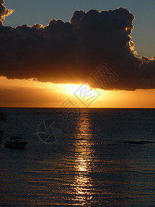 浑江大湾印度洋的日落晴天地平线支撑太阳情调天空反射异国假期海洋背景