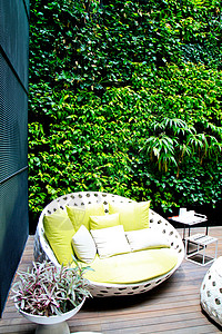 居住面积阳台花园家具垂直胡扯绿色背景图片