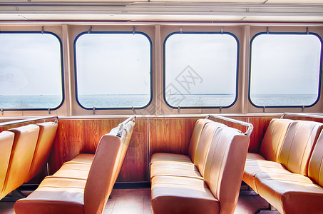 游轮船舱和一排向窗外看的座位旅游货运游客地毯海洋游泳旅行蓝色甲板指导背景图片