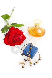 项链的香水和玫瑰香水厂礼物珠子芳香宝石化妆品玻璃白色珠宝香味背景图片