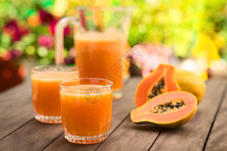 木瓜果汁玻璃水平水果饮料食物桌子高清图片