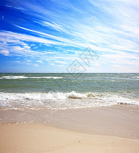 海景全景晴天海浪梳子海滩蓝色天空黄色泡沫状高清图片