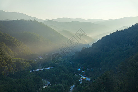 山区峡谷射线村庄薄雾森林高清图片