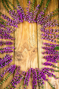 希瑟 Heathers季节紫色季节性花园植物桌子花束粉色木头背景图片