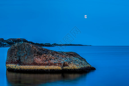 晚上的月亮莫埃伦月光海洋蓝色峡湾水景月亮岩石支撑石头波浪地平线背景