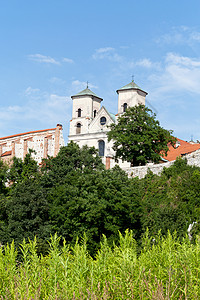 本尼维斯波兰Tyniec的本尼迪丁修道院 蓝天背景旅行遗产天空爬坡教会建筑宗教历史性城堡建筑学背景