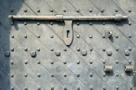大枪古老的门 有铁棒锁背景