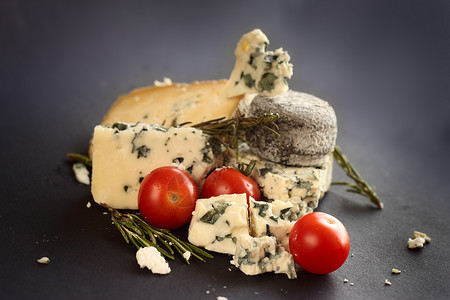 Roquefort 奶酪成分连环画百里香豆荚美味迷迭香琥珀奶制品美食蓝色小吃背景图片