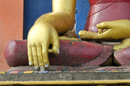 尼泊尔加德满都佛像的金手 尼泊尔加德满都雕塑金子信仰手指雕像精神猴庙旅行书法手势背景图片