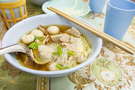 带肉丸的泰式面条白色绿色健康美食文化猪肉食物筷子蔬菜勺子背景图片