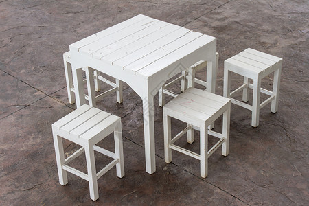 四把白色木制桌和椅子背景