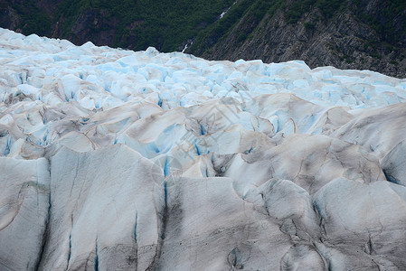 阿拉斯加的冰川裂缝蓝色高清图片