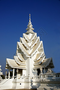 阿莱塔现代佛教雕塑 泰国的白神庙入口日落建筑学文化精神智慧头脑艺术蓝色寺庙背景