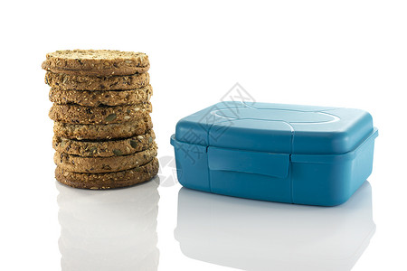 饼干盒蓝色午餐盒和一堆牛排背景