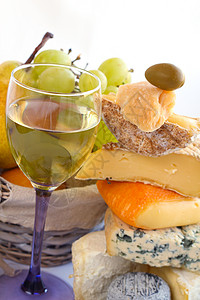 奶酪 葡萄酒和水果豆荚奶制品蓝色奶奶奢华连环画乳脂玻璃食物模具背景图片