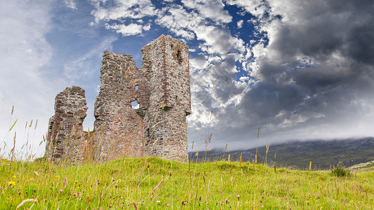 古老城堡的废墟风景建筑历史风暴反射草地护城河硬核灰色历史性背景图片