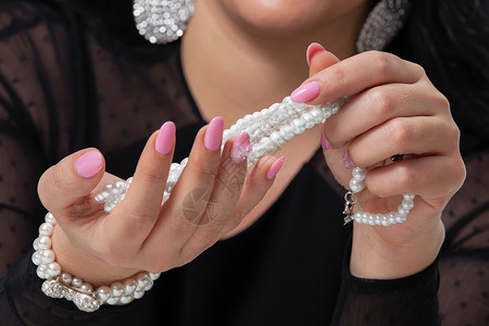 天猫美甲节珍珠珠面包项链珠宝奢华抛光女人女性首饰指甲手指背景