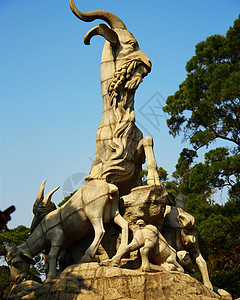 中国广州市五座山羊雕像旅行地标历史故事雕塑蓝色童话天空历史性石头背景图片