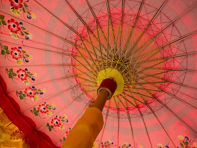 红伞晴天传统阴影竹编工艺宗教艺术圆圈纺织品文化背景图片
