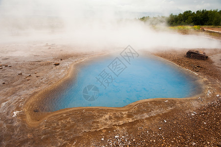 蓝池Blesi水池火山蒸汽高地风暴地热盆地矿物质蓝色背景图片