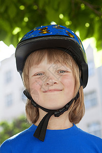 骑自行车头盔的男孩背景图片