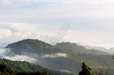 拉缅斯科耶清晨云层的风景 浮云在波罗里耶拉上空天气森林天空顶峰薄雾场景热带爬坡阴霾景点背景