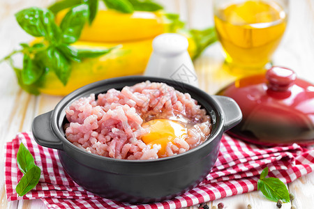 酥香小牛肉配鸡蛋的鲜肉腰部烹饪食物鱼片厨房半成品肉末营养饮食地面背景