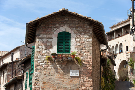 翁布里亚镇Assisi  中世纪镇花朵建筑学旅行历史性村庄场景街道窗户石头建筑背景