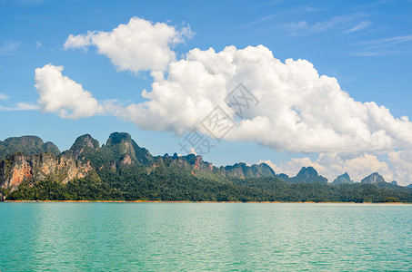 绿湖上方高山山脉旅行风景顶峰蓝色景点天空水库旅游石灰石山脉背景图片