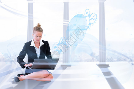 使用笔记本电脑的女商务人士综合图像阳光柱子窗户女性景观浅色地面天空城市科技背景图片