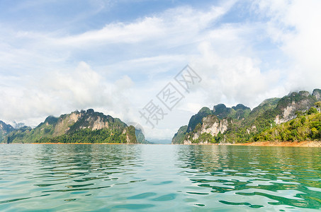 叻差他尼美丽的岛屿和绿湖泰国吉林风景山脉热带天空绿色旅行景点旅游巡航背景