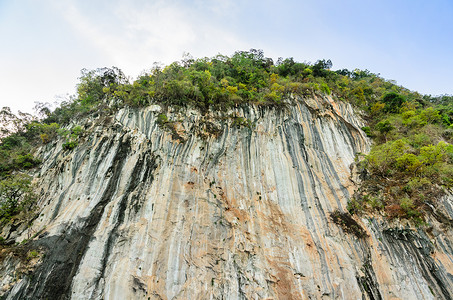 石灰岩山高悬崖石灰石天空风景蓝色岩石绿色异国情调石头条纹背景图片