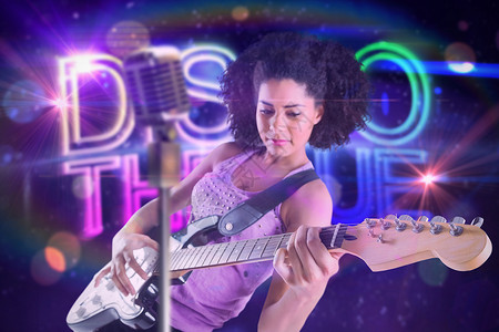 麦克风字素材美少女弹吉他时的复合形象摇滚乐沟通播放器紫色设备迪厅绘图活力快乐夜生活背景