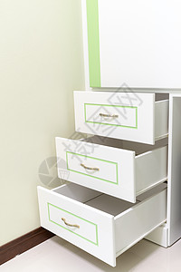 3个有绿线的白色抽屉组织生活文档商业装饰命令木头架子风格家具背景图片