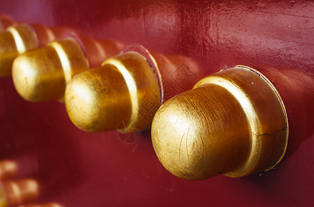 铜门建筑学木头贵族文化铆钉红色住民雕塑蓝色栏杆背景图片