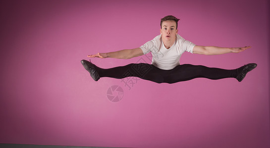 专注男性芭蕾舞男芭蕾舞者跳跃完成分界背景图片