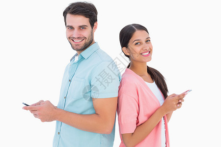 快乐的一对情侣发送短信长发男人微笑女朋友女性衬衫背靠背胡子棕色女士背景图片