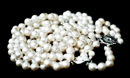 珍珠项链白色金属珠宝背景图片