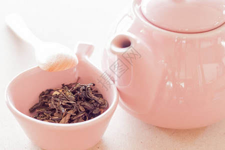 陶瓷杯 罐子和木勺中的乌龙茶高清图片