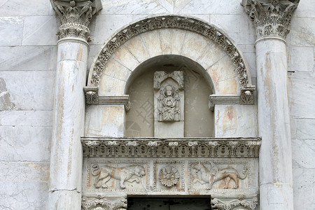 Lucca  来自圣马丁大教堂外墙的详情宽慰建筑学门户网站入口艺术浮雕教会雕塑狮子大理石背景图片