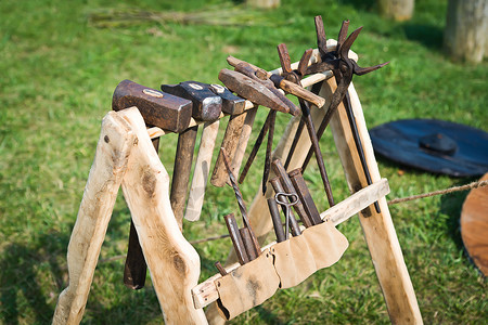 旧铁匠工具架背景图片