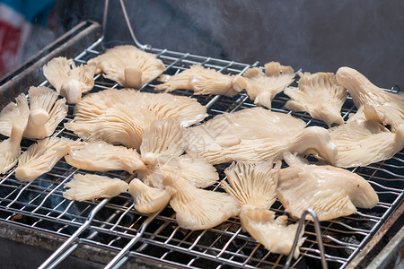 烤蘑菇油炸木头煎锅美食食用菌烹饪草药平底锅服务蔬菜高清图片