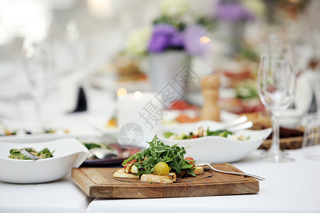 在宴席上吃美味沙拉营养美食紫色桌子宴会盘子庆典黄瓜饮食木板背景图片
