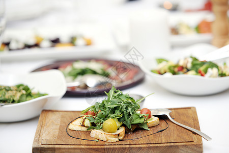 在宴席上吃美味沙拉饮食食物小吃宴会盘子黄瓜紫色洋葱蔬菜营养背景图片